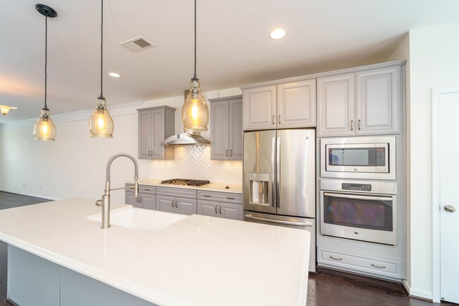Building Photo - 3 bedroom 3 bath townhouse in Brambleton