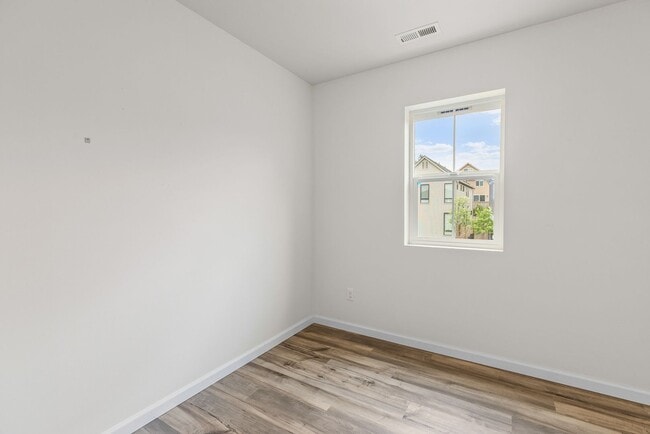 Building Photo - Immediately available 4-bedroom 3.5 bath