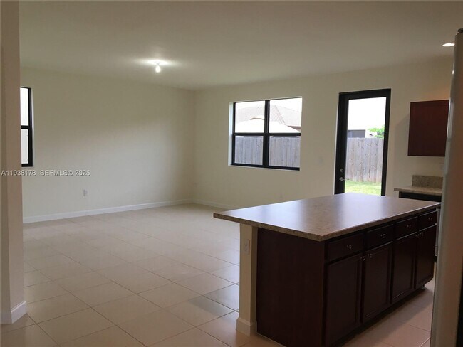 Building Photo - 191 SE 35 Ave