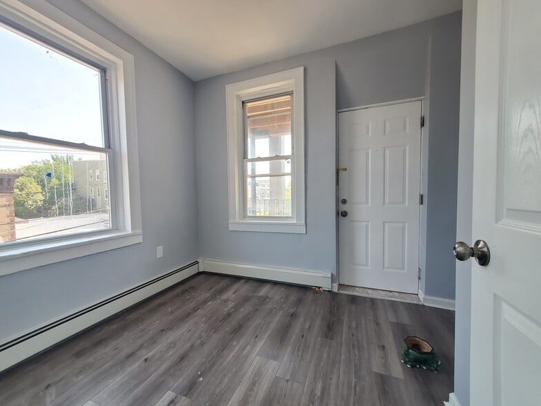 Unit 3 - 646 Kennedy Blvd