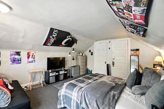 Building Photo - 6 bed/3.5 bath on Atkinson, Mins. from UC for Only $650/pp ($3900/mo)!