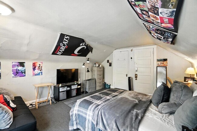 Building Photo - 7 bed/2 bath on Atkinson, Mins. from UC for Only $650/pp ($4,550/mo)!