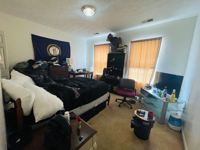 Building Photo - 2 Bedroom Duplex within walking distance o...