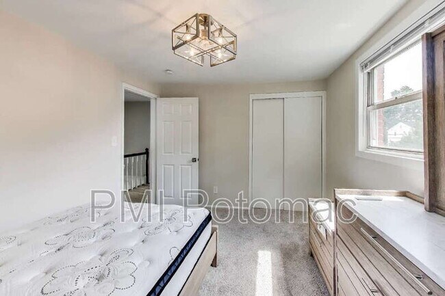 Building Photo - 3407 Floral St