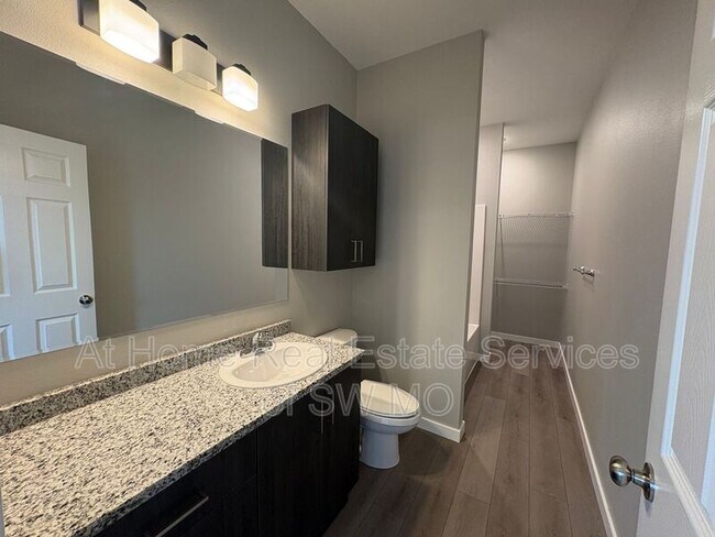 Building Photo - 4930 W Minota St