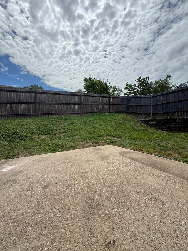 Building Photo - 3/2/2 Duplex with Fenced Back Yard