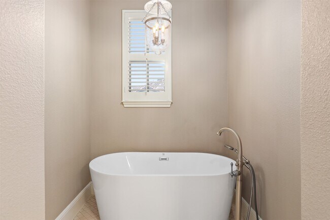 Building Photo - 17 Armand Shore Dr