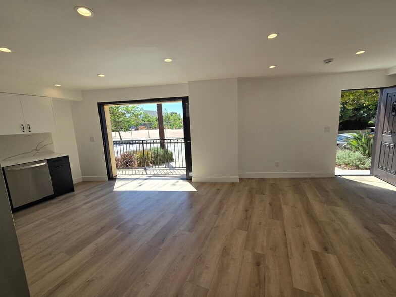 Building Photo - 854 S Sycamore Ave