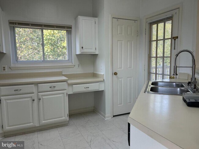 Building Photo - 660 Gateway Dr SE