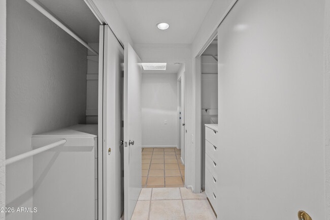 Building Photo - 6700 E Hawksnest Rd