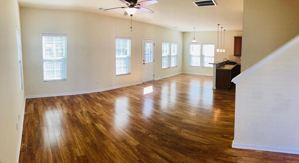 Building Photo - 1525 Oldenburg Dr