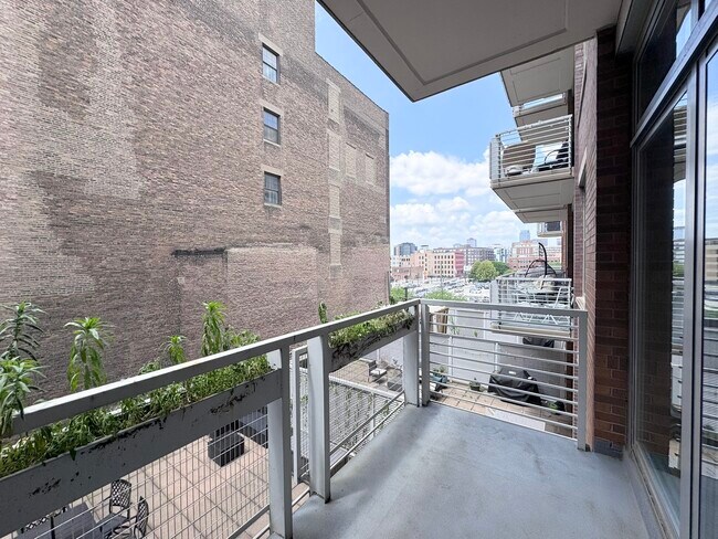 Building Photo - 933 W Van Buren St
