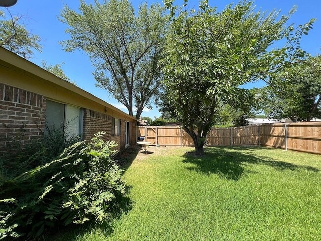 Building Photo - 2121 Travis Dr