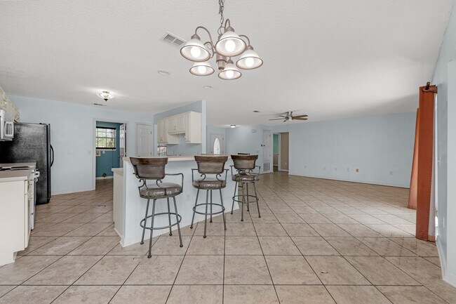 Building Photo - Spacious 3/2 w/Electricity Included Availa...