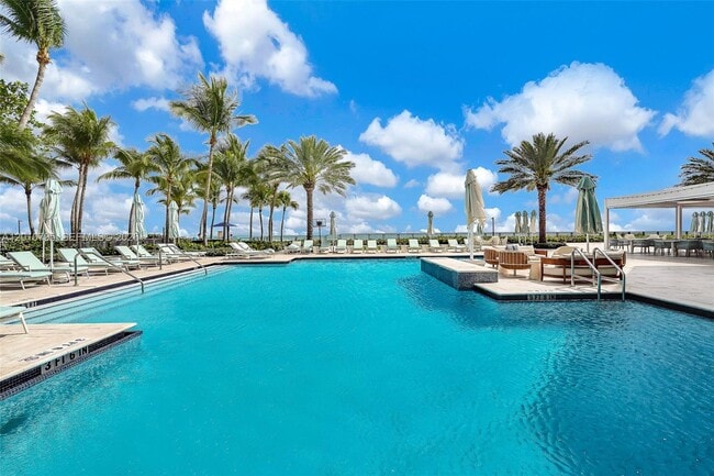 Building Photo - 16051 Collins Ave
