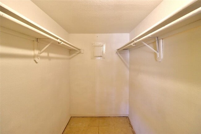 Building Photo - 9220 Bellwood Ln