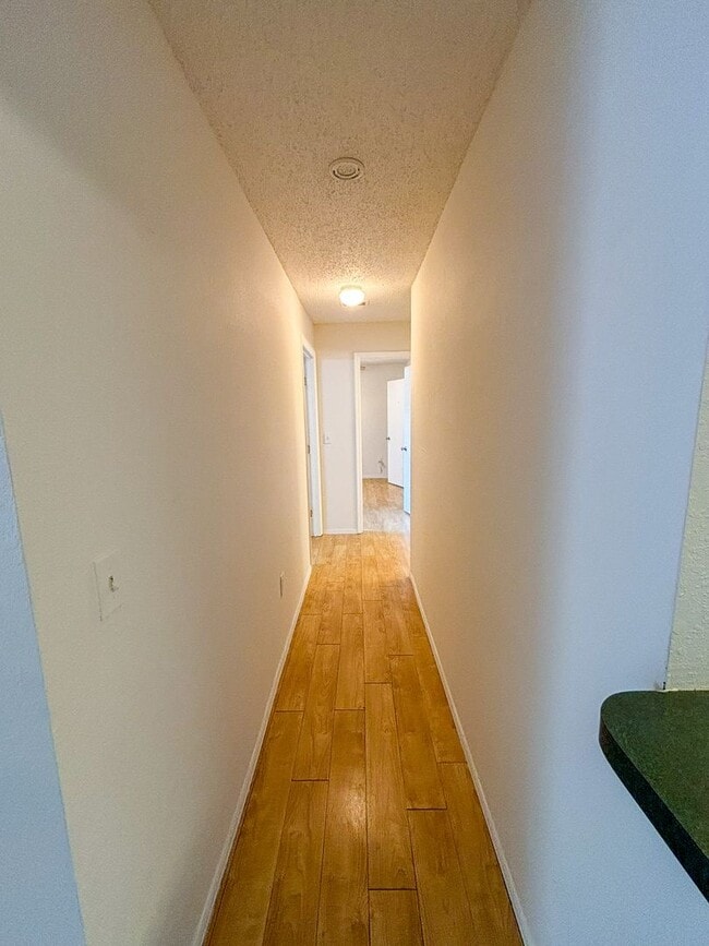 Building Photo - Windsor Park #515 - Pet Friendly!