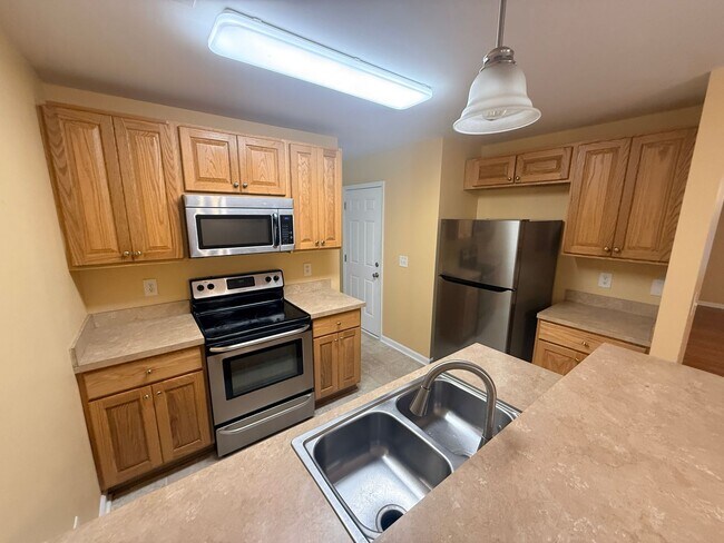 Building Photo - Beautiful private home!!