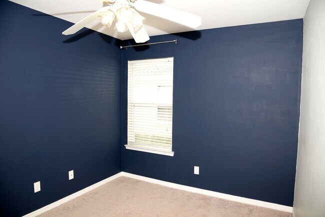 Building Photo - Central Niceville Home with Lawncare Included!