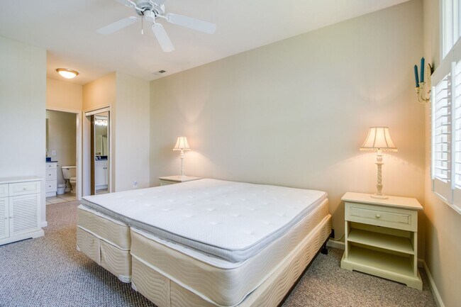 Building Photo - Year Round first floor apartment, convenie...