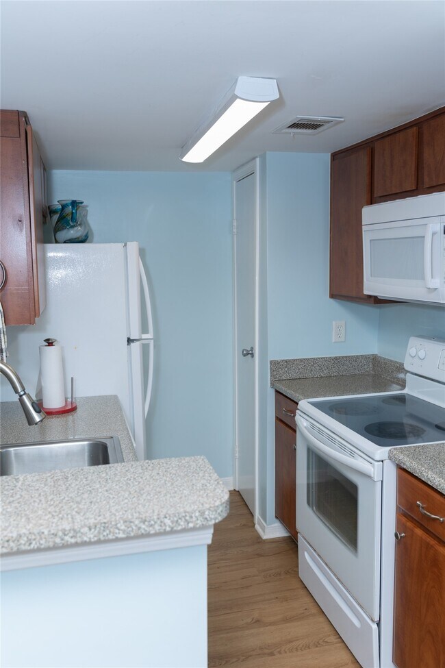 Building Photo - 3506 Cove View Blvd