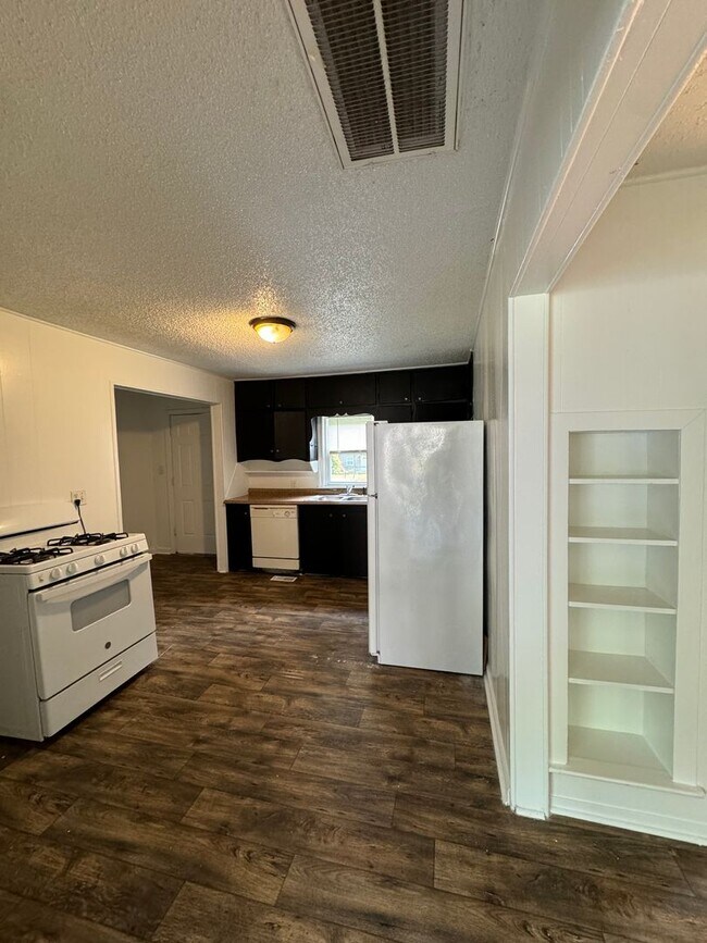 Building Photo - 3 Bedroom, 1 Bath totally fenced-in yard