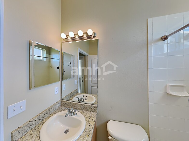 Building Photo - 3106 43rd Ave E