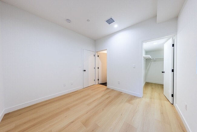 Building Photo - 2847 S Victoria Ave