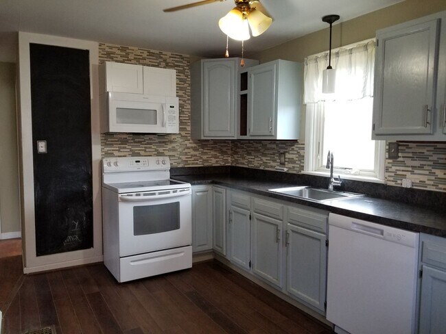 Building Photo - House East of Waynesboro