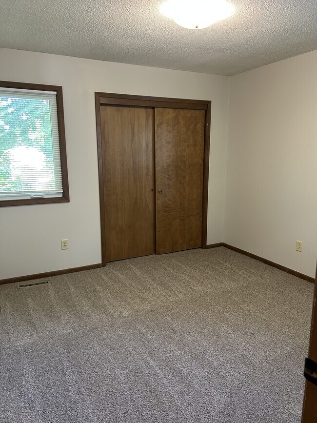 Building Photo - 2305 Maple Blvd