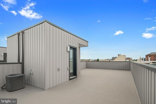 Building Photo - Pennsport Townhome with Garaged Parking