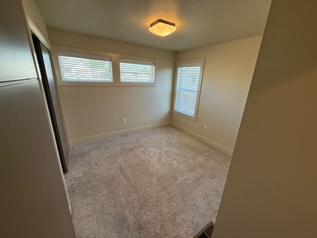 Building Photo - Available September 1, 3 bed 2.5 bath