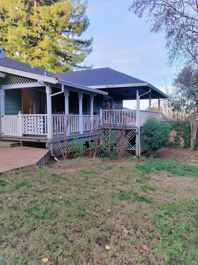 Building Photo - 4 bedroom 2 1/2 bath home in Sunset Oaks