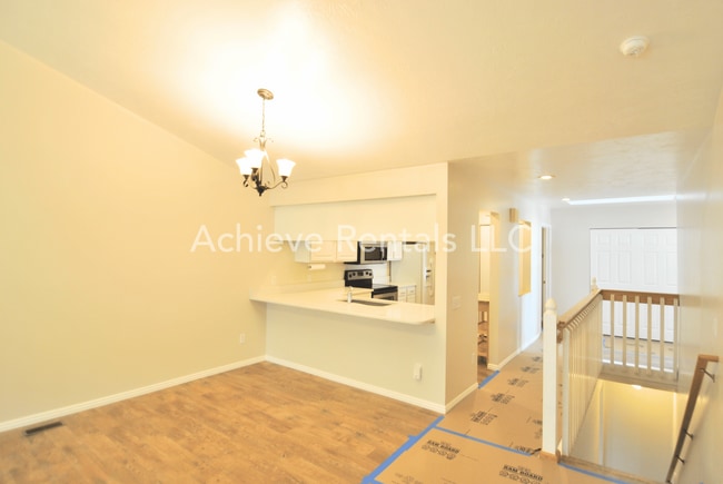 Building Photo - 637 E 950 S