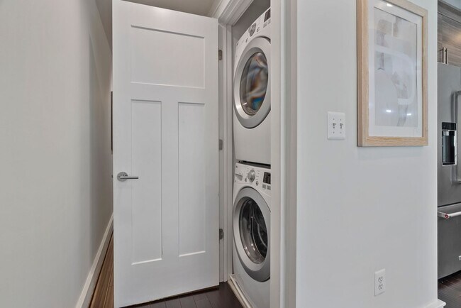 Building Photo - 2bd 2ba Condo with Washer/Dryer, Modern Fi...