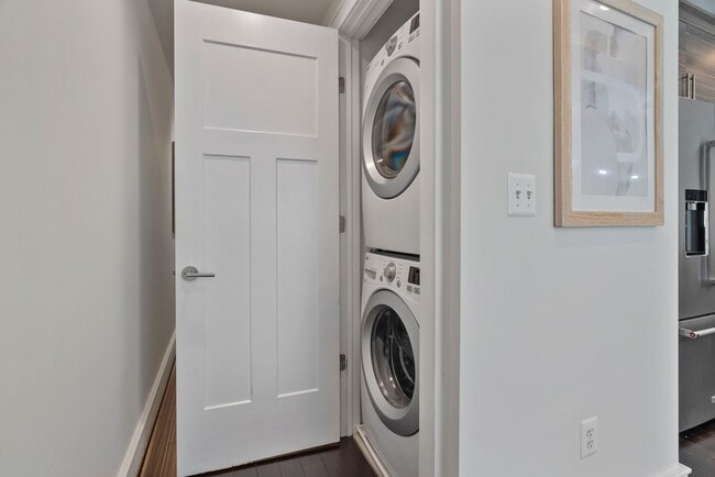 Building Photo - Bright One Bedroom plus Den near Metro in ...