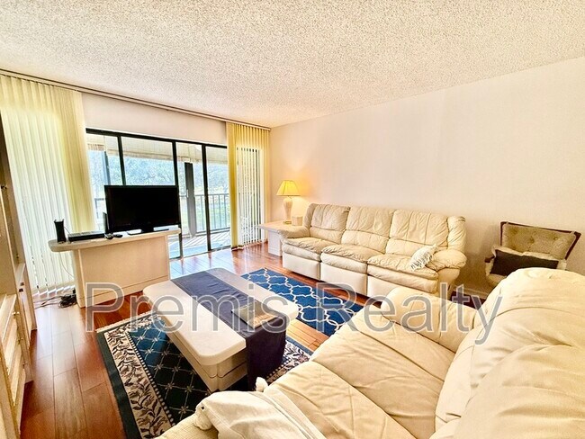 Building Photo - 2900 Cove Cay Dr