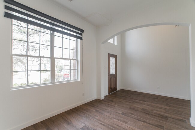 Building Photo - 102 E Lasting Spring Cir