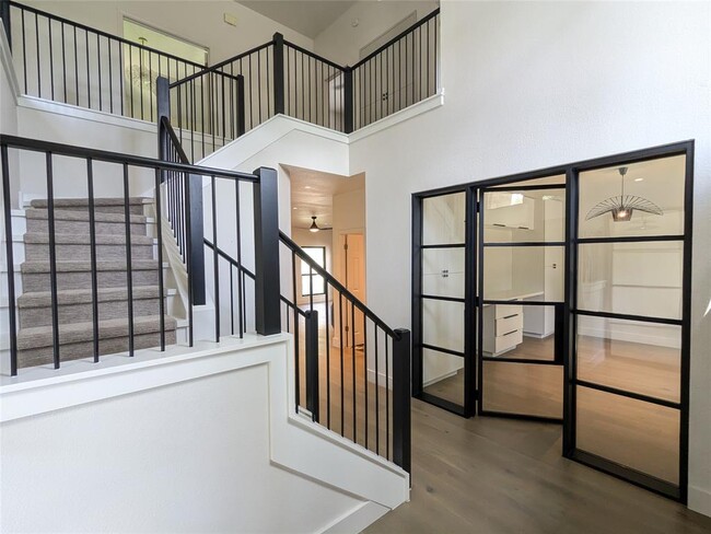 Building Photo - 9257 Scenic Bluff Dr