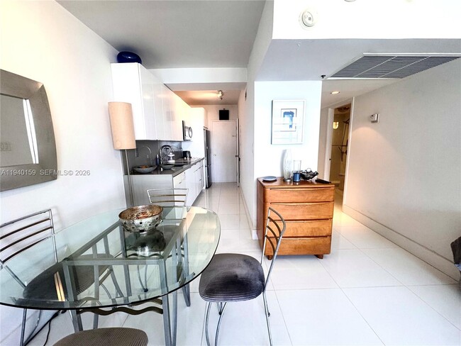 Building Photo - 100 Lincoln Rd