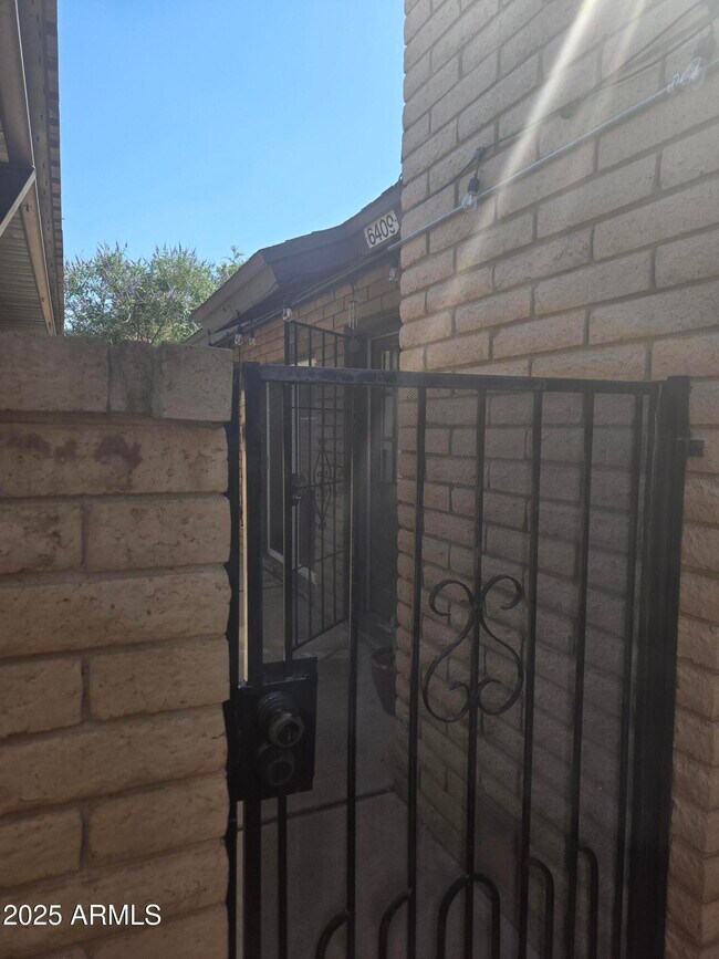 Building Photo - 6409 S Kenneth Pl