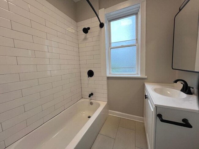 Building Photo - 2 bedroom in Chicago IL 60647