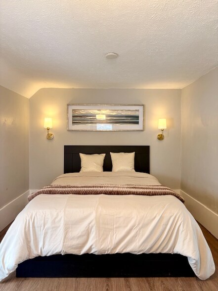 Building Photo - 846 Lafayette Ave NE