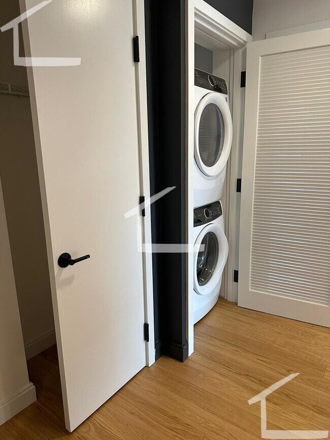 Building Photo - Large 3 Bedroom at Coolidge Corner, Heat, ...