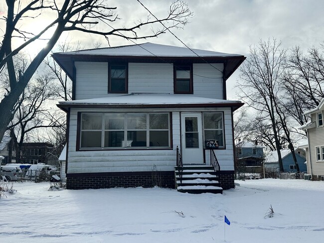 Primary Photo - Three Bedroom House Available in Battle Cr...