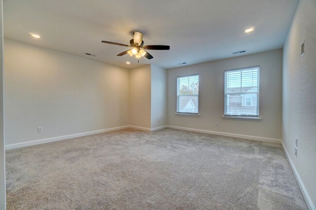 Building Photo - 4 bedroom condo in Suffolk