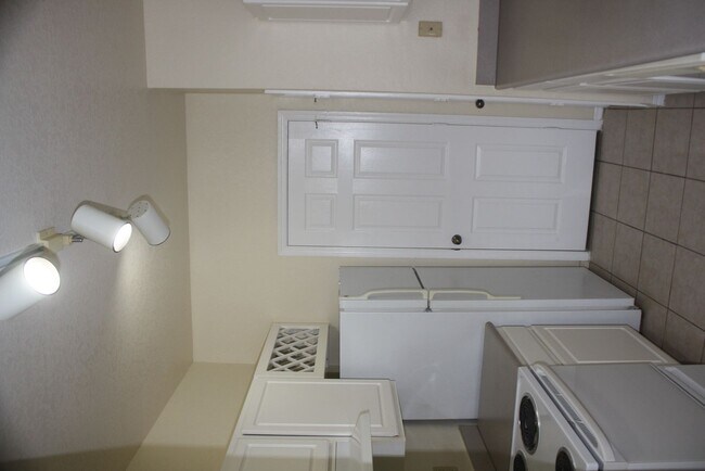 Building Photo - 213Vill201