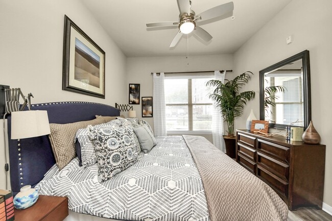 Building Photo - 5455 Richmond Ave.