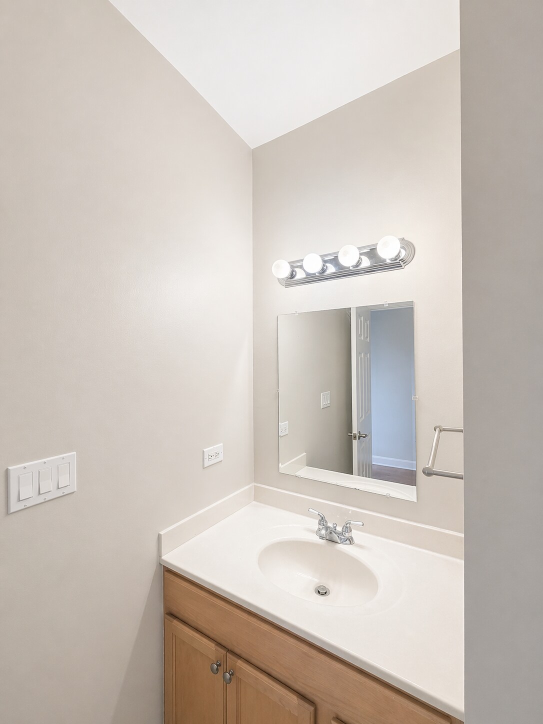 Building Photo - 6815 N Lakewood Ave