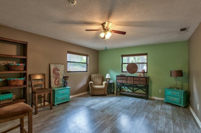 Building Photo - 2409 Almond Dr